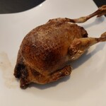 ベルエキップ - ○フランス、ラカン産の窒息鳩の1時間ロティ
      焼いたあと切る前の状態