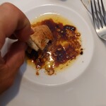 ベルエキップ - 烏龍茶のパンを半分に割り、
      ソースをタップリと浸けて頂いた。
      
      このお店のソースもご馳走なんだよねえ❕