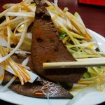 新シン - ネギ、キュウリなどと和えた、レバつまみ