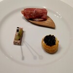ル・ヴァンキャトル - アミューズ（ポルトガル産生ハム＆柿、鴨？のテリーヌ＆ピクルス、グジェール＆キャビア）