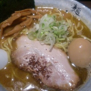 麺屋　利休 - 味たま醤油ラーメン  850円。
中盛225g。
大盛まで無料。
麺は、太くやや固い。
スープは、濃厚でつけ麺のスープなりにどろどろ感がある。