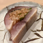 鮨 しゅん輔 - 鯖の棒鮨です。胡麻が効いている