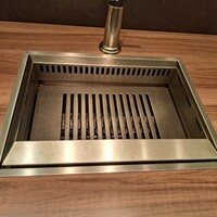 焼肉うしごろ 新宿三丁目店 - 肉を焼く板です。焦げた場合は、スタッフが取り替えてくれます。