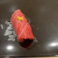 すし繁 - ランチおまかせ握り７０００円。本鮪ハガシのづけ。美味しくてウットリする味わいです（╹◡╹）（╹◡╹）。すじを完全に取り除き、食感も素晴らしい仕上げです