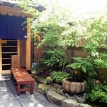 Hatsu Ki - 新緑の繁る内庭