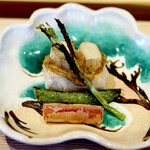 おぶね - 1品目
            蕗のとうとスナップえんどうをさっと揚げたもの
            焼き豆腐は米粉で揚げている
            蕗味噌と京人参