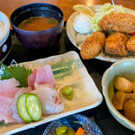 とみた - 料理写真:かきフライと刺身定食 1,500円