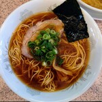 ラー麺専門店 こしがや - 醤油ラーメン　850円
      
      塩味ラーメンに、豚がら、 帆立貝柱、 干し海老等を、
      合わせたものが、醤油味ラーメンスープだそうです。
      特徴的なのは、やや酸味がかった香り高い醤油風味。