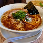 ラー麺専門店 こしがや - 醤油ラーメン　850円
      
      塩味ラーメンに、豚がら、 帆立貝柱、 干し海老等を、
      合わせたものが、醤油味ラーメンスープだそうです。
      特徴的なのは、やや酸味がかった香り高い醤油風味。