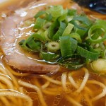 ラー麺専門店 こしがや - 醤油ラーメン　850円
      
      大判ロースチャーシューは柔らかく、
      噛みごたえもありつつ絶妙な食感で、優しい味付け。
      メンマは香ばしく、九条ネギがとても美味しい。