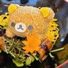 りらっくま茶房 - りらっくまの穴子丼(税込1,518円)
りらっくま鎮座した穴子丼、お味噌汁、お漬け物
穴子で取った出汁で炊いたご飯でりらっくまを模してあり、俗に言うキャラ飯
でもご飯は意外とちゃんとした味わい。