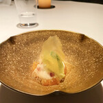 AZUR et MASA UEKI - ディルのソルベとディルの香りのクリーム、ビーツ、オレンジ。オレンジの薄いキャンディを乗せて