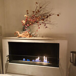 AZUR et MASA UEKI - 火の入った暖炉がダイニングには設置されており、ムード満点です