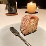 AZUR et MASA UEKI - パン (所謂、カンパーニュ。近年食べた中で最も美味しかったですが、それは無塩バターと、能登の塩を別に用意して、焼きたてに両方を塗って食べる、食べ方にもよるかもしれません)