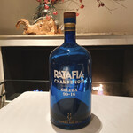 AZUR et MASA UEKI - 日本に12本しか流通しておらず、1990年から2016年にかけて毎年継ぎ足して作られた、風味はオレンジワインに近い、甘いワインです。葡萄の品種はピノノワールにシャルドネ、絞った葡萄の皮などを使用