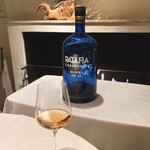 AZUR et MASA UEKI - 日本に12本しか流通しておらず、1990年から2016年にかけて毎年継ぎ足して作られた、風味はオレンジワインに近い、甘いワインです。葡萄の品種はピノノワールにシャルドネ、絞った葡萄の皮などを使用