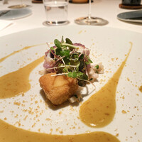 AZUR et MASA UEKI - アンコウを使ったお魚メイン料理、海老芋ペーストの揚げ物と共に、からすみソースで
                    　(海老芋がクリームコロッケのようになって美味しかったです)