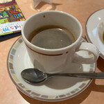 サイゼリヤ - ドリンクバーでコーヒー！砂糖もミルクも使わないのに、スプーンとソーサー使ってしまった。。。エコじゃないわねぇ、わたし。。。