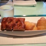 ＴＲＡＴＴＯＲＩＡ　ＳＣＡＣＣＯＭＡＴＴＯ - ２種類の自家製パン