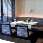 ＴＲＡＴＴＯＲＩＡ　ＳＣＡＣＣＯＭＡＴＴＯ - 店内テーブル席　スプライト柄の椅子