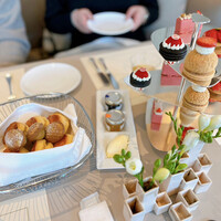 MAISON MARUNOUCHI - ■いちご ピスタチオ タルト
                      ■いちご ホットワインコンポート　シュー
                      ■いちご クロスグリ ムース
                      ■いちご アーモンド ケーキ
                      ■スコーン  プレーン / カレンツ