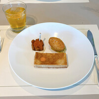 MAISON MARUNOUCHI - （左上）チキン　ウィング　ランチドレッシング
                    （右上）煮込み仔豚コロッケ　グリビッシュソース
                    （中央）クロックマダム