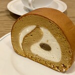 Cafe Kitsune - コーヒーロール。ふわふわで少し弾力のあるスポンジの食感が美味しい。