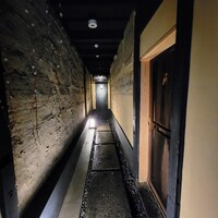 富小路 やま岸 - いつもの素敵なアプローチ