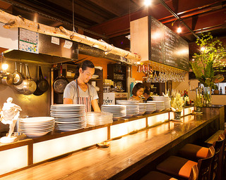 Otoko No Itarian Yatai Suezou - 迫力のあるオープンキッチンカウンター