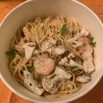 タパス＆タパス - 2023年1月限定 炙りカリフラワー、ぷりぷり小海老のバター香るペペロンチーノ 1,100円（税込）