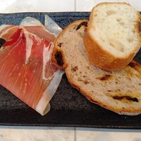 VALON TOKYO 錦糸町 - 石窯バケット・胡麻とレーズンのカンパーニュ