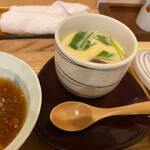Shokudonya Kaku - 最後は添えられた茶碗蒸しをいただいてこの日のランチは終了です。
                       
                      揚げ立てサクサクの天ぷらに小鉢と茶碗蒸しまでセットで８００円、満足のランチでしたよ。
                       