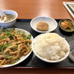 金鴻運 - 青椒肉絲定食 880円