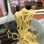 山岡家 - 黄色いストレート細麺は、硬めの茹で上げ。