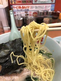 Yamaokaya - 黄色いストレート細麺は、硬めの茹で上げ。