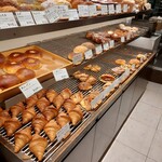 パンやきどころ RIKI - 夕方だとパンは残り少ない( ω-、)