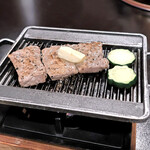 松風 - 焼けた牛ロースにバターをのせて食べました。