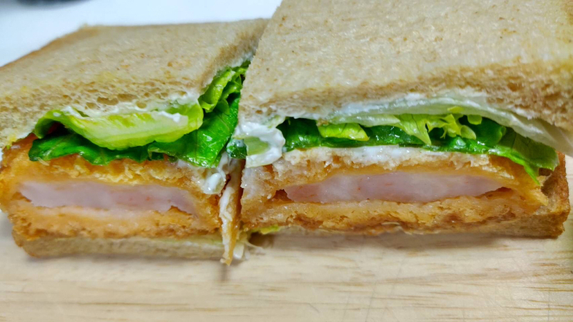 sandwich様4点おまとめページ Sandwich with bacon, tomato, onion, salad on black