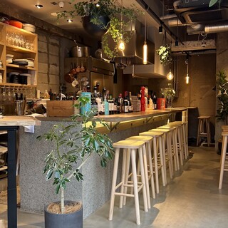 A stylish space where adults can gather. Standing bar to girls' night out and corporate banquets