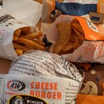 A&W - キッズチーズバーガーセットとスーパーフライ