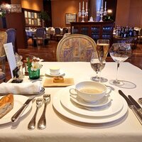 レストラン コートドール - パンでかい。ぎゅっと噛むたび香ばしく、ぱくぱく食べてしまう。3個いただきました。