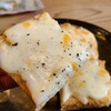 ぎゃらりぃ宮郷 - チーズトースト(税込450円)をお願いしました。
チーズとオリーブオイル、黒胡椒をたっぷり掛けてあり、しっかりした味付け
トーストはモチモチとしており、自然な甘みを感じます