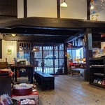 ぎゃらりぃ宮郷 - 元杓子問屋の古民家をリノベーションしたギャラリーカフェ
            店内はダークウッドと白壁の配色で落ち着いた雰囲気、和テイストの雑貨などが並べられており、眺めるだけでも楽しめそうです。