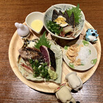 Izakaya Katsuki - 鰹のたたき 塩とタレのハーフ&ハーフ　
                      薬味も多め