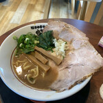 Tonkotsu Chuukasoba Gantare - 大盛りの麺は後で追加されました(о´∀`о)