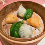 Chaina mun - ほうれん草の餃子、ニラと海鮮の餃子、エビチリの金魚餃子には目があります。