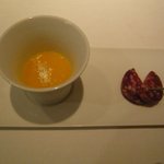 タニーチャ - アミューズ（かぼちゃの冷製スープ・赤ワインに漬けたサラミ）(2013.6)