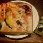 パーラー山と田んぼ - 「ベジパン」にはかぼちゃ、パプリカ、玉ねぎ、トマトなどがねりこまれて、お好みでオリーブオイルかけていただくのミャ