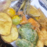 オヂィズダイニング　魚魚  - 旬野菜の天ぷら盛り合わせ