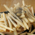 Sakana Ichi Baryou - 高知県黒潮町で造った「黒塩」で味をつけた　大人気の“黒潮フライドポテト”
      この黒塩は乾燥したカジメ（昆布の仲間）を煮詰めたお塩です。